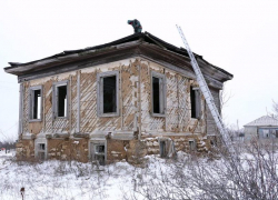 Столетний казачий курень станицы Хорошевской разобрали на бревна и увезли в хутор ростовского миллиардера