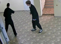 От подглядывания перешли к решительным действиям: школьники в Волгодонске выломали дверь в женский танцевальный зал