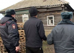 Семейную пару пенсионеров зарезали в собственном в доме