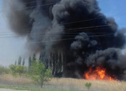 Сильный пожар охватил поле возле Жуковского шоссе в Волгодонске