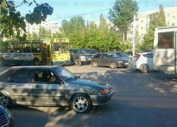 Незначительное ДТП с участием автобуса и такси парализовало движение в центре Волгодонска