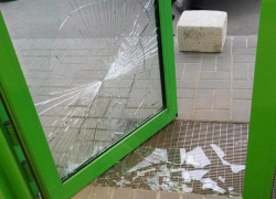 Пьяный несостоявшийся грабитель в порыве гнева побил стекла в «Пятерочке» в Волгодонске
