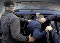 Волгодонца насильно усадили в машину, где избили и ограбили