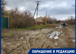 Девушка на легковушке застряла в песочно-грязевой смеси в станице Романовской