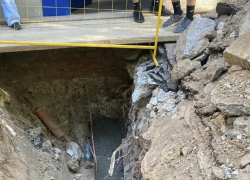 «Уже залили бетон»: жильцов Горького, 91 заверили, что яму у подъезда скоро закопают