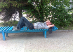 На «полтиннике» поддатый волгодонец облюбовал все лавочки в округе