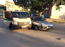 Инкассаторы Сбербанка попали в ДТП на перекрестке Горького и Коммунистического в Волгодонске 