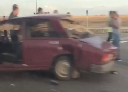 ВАЗ-2107 искорежило после ДТП на трассе Ростов-Волгодонск