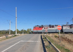 В Дубовском легковой автомобиль попал под грузовой поезд