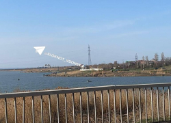 С наступлением тепла волгодонские рыбаки полностью заполонили берег залива
