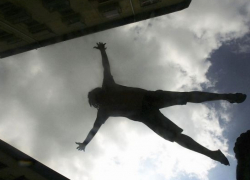 Волгодонец под «кайфом» выпрыгнул из окна многоэтажки