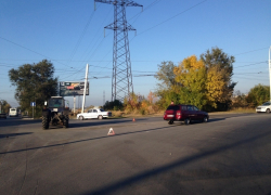 В Волгодонске на перекрестке Жуковского шоссе и Энтузиастов столкнулись трактор и «одиннадцатая»