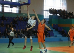 В чемпионате Волгодонска по баскетболу участвуют «Лысые», «Еноты», «Ландыши» и другие