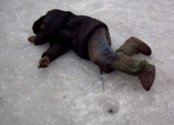 На Цимлянском водохранилище спасатели обнаружили мокрого пьяного рыбака