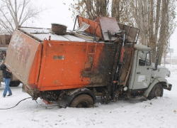 Мусоровоз провалился под землю в Волгодонске 