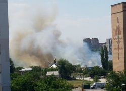 На въезде в «новый» город за Свято-Троицким храмом загорелся камыш