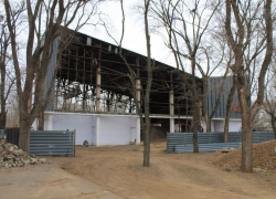 В волгодонском парке Победы разбирают кинотеатр 