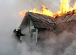 В канун Нового года пожар уничтожил трёхквартирный дом под Волгодонском 