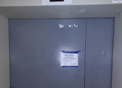 В доме на Степной, где женщина таскает на себе сына-инвалида, может неожиданно заработать лифт