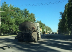 Дорожники латают «дыры» на центральной улице старой части Волгодонска