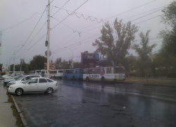 В Волгодонске дождливым утром возле Комсомольской площади выстроилась очередь из троллейбусов — читатель