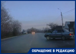 Дерзкий маневр водителя ВАЗа отправил Хендай на встречную полосу, а сам он скрылся с места ДТП