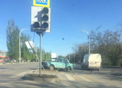 Водитель ВАЗа снес светофор на пешеходном переходе в Волгодонске 