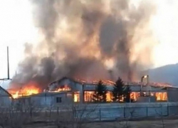 Крупный пожар уничтожил покрасочный цех в Морозовском районе