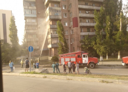 5 пожарных машин прибыли на тушение горящего балкона в Волгодонске 