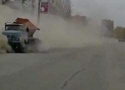 Коммунальная машина накрыла облаком пыли припаркованные автомобили на Кошевого