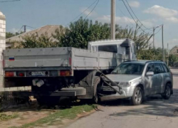В станице Романовской легковушка умудрилась влететь под КамАЗ