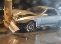 Раритетная «Тойота Супра» попала в ливневку и врезалась в столб на Курчатова