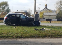 Девушка на "Опеле" влетела в столб на Весенней в Волгодонске
