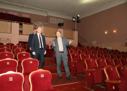 Замгубернатора Гуськов посетил в Волгодонске театр