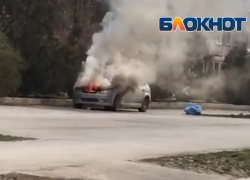 Полыхающая машина возле салона красоты на Ленина в Волгодонске попала на видео