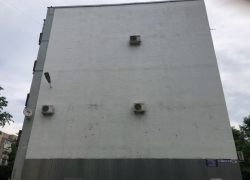 Возвращавшиеся из ночного клуба подростки железками испортили фасад дома в Волгодонске 