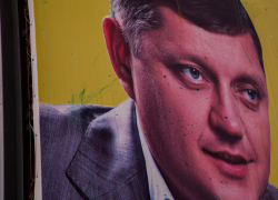 Пахолкова забросали яйцами с зеленкой − неизвестные испортили билборд с изображением депутата Госдумы