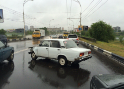На путепроводе «семерка» врезалась в отбойник и устроила пробку