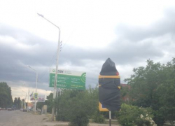 Читатель:  На дорожные знаки кто-то натянул мусорные пакеты