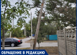 Раритетный деревянный столб угрожает упасть на жилой дом на Горького: волгодончанка просит о помощи