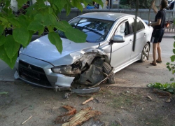 В Волгодонске на Ленина «Mitsubishi Lancer» разбился о дерево