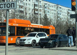 ДТП перед светофором: в Волгодонске на проспекте Строителей столкнулись два автомобиля