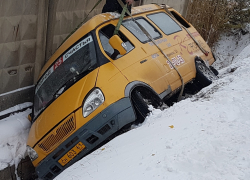 Маршрутное такси слетело с заснеженной дороги в ливневую яму в Волгодонске 