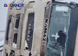 Завалились трансформаторы в прицепе: стали известны подробности падения фуры на дороге Волгодонск-Цимлянск