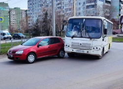 На Гагарина автобус с пассажирами столкнулся с легковушкой