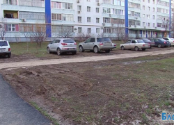 С ветерком по тротуарам: как паркуются на Индустриальной, 16 (ВИДЕО)