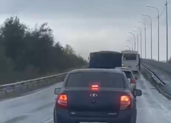 Люди идут пешком, автомобили объезжают: на Судоходном мосту в сторону Цимлянска сломался автобус