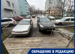 Жильцы Ленина, 104 с трудом попадают в подъезд из-за припаркованных машин пациентов первой поликлиники