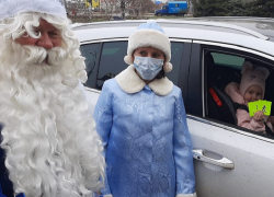В Волгодонске водителей на улицах остановили для общения с Дедом Морозом и Снегурочкой