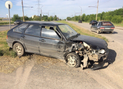 Фура на повороте разворотила ВАЗ в Волгодонске 